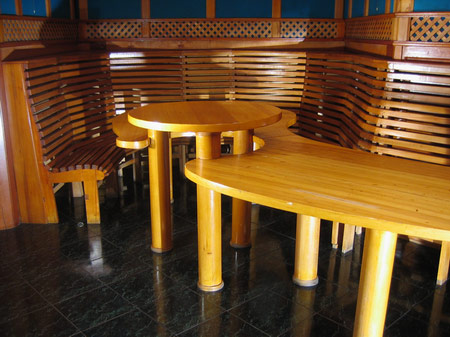 Удобный клубный стол